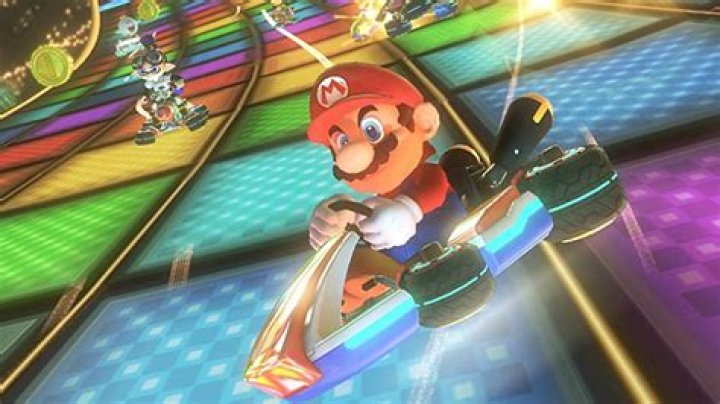 How to perform a quick turn in Mario Kart 8 Deluxe?
