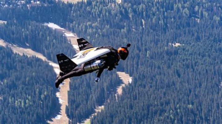 In Just Cause 3, is there a way to have jetpack-like wingsuit?